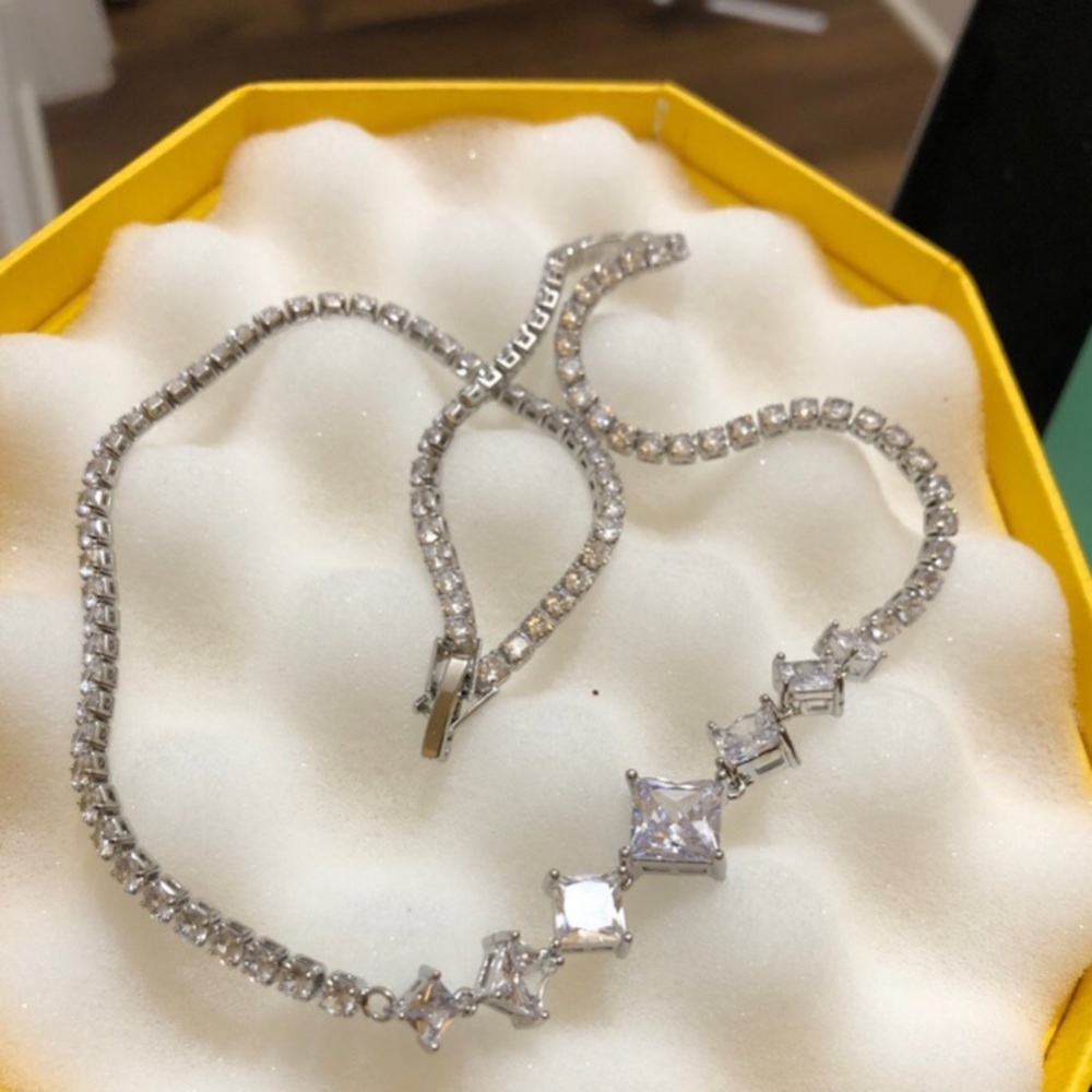 Gorgeus rhodium plated Swarovski elements necklace - Picture 9 of 12